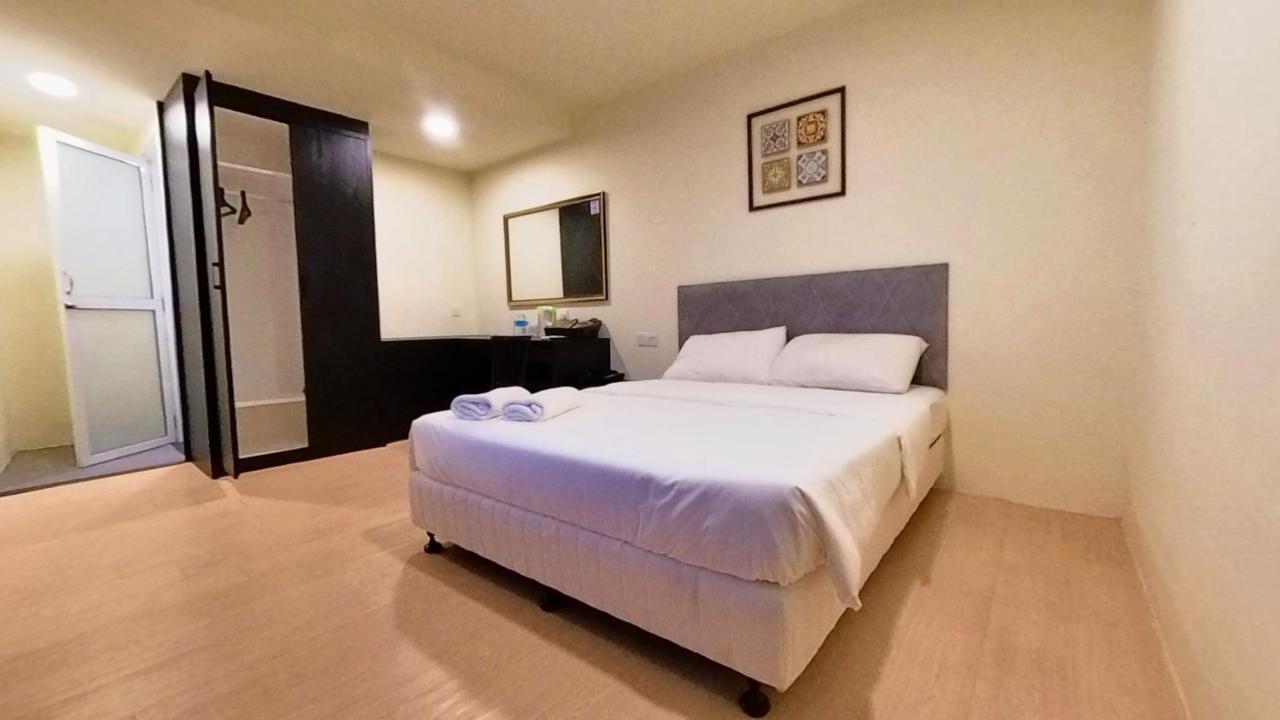 Bishop Hotel George Town Bagian luar foto