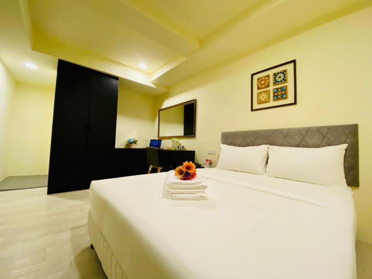 Bishop Hotel George Town Bagian luar foto
